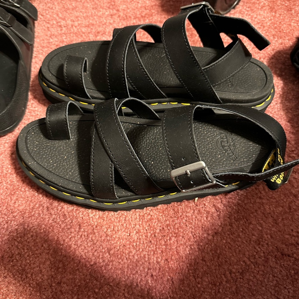 AVRY HYDRO LEATHER STRAP SANDALS